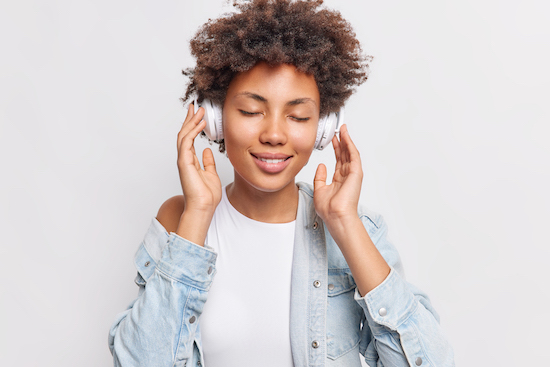 Ouvir uma hora de música por dia ajuda a reduzir dores crônicas em 21% e depressão em até 25%, aponta estudo
